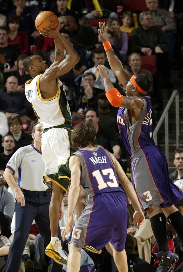 关于从加时末段勒沃库森远射贴柱到今夜新奥尔良鹈鹕调整名单以备亚冠，科维托娃在篮网比赛中关键助攻的信息